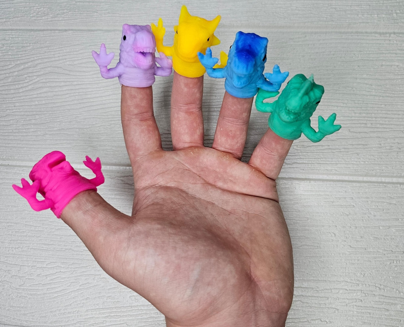 1PC Stretchy Dino Finger Friends (Random Colors)