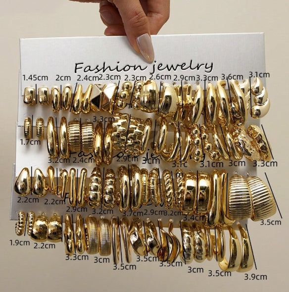 1 Pair Gold Stud Earrings (randomly)