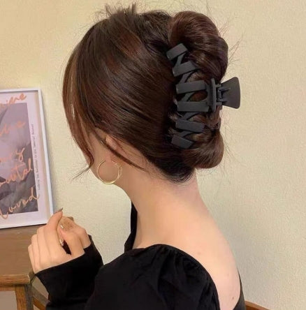 1pc Black Matte Hair Claw