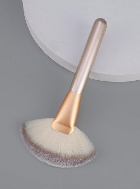 Fan Makeup Brush