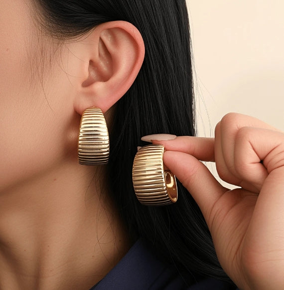 1 Pair Gold Stud Earrings